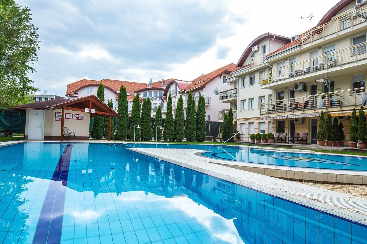 Family Wellness Apartman Hajduszoboszlo Bagian luar foto